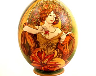 Ovo de Páscoa exclusivo em madeira / Reprodução de Alphonse Mucha / As joias / Pedras - RUBI / Colecionável / Ecológico e feito à mão / Pintado à mão / Presente artístico