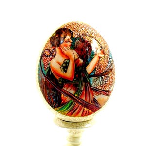 Jajko wielkanocne / Alfons Mucha / Kwiecień / Drewniane jajko wielkanocne ze stojakiem / Reprodukcja / Przedmiot kolekcjonerski / Ręcznie robione / Malowane ręcznie / Prezent artystyczny