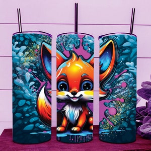 Puede incluir: Tres vasos aislados de acero inoxidable con un diseño de zorro de dibujos animados colorido. El zorro es naranja, rojo y blanco con grandes ojos azules. El fondo es una mezcla de salpicaduras de pintura azul, morada y dorada. Cada vaso tiene una pajita plateada.