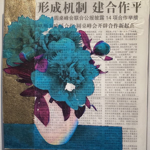 Sag es mit Blumen, Collage, Gold, Chinesische Zeitung, hinter Acrylglas, transparentes Foto - Zeitung scheint durch