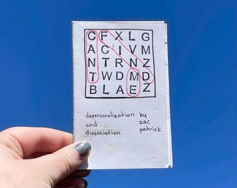 Könnte beinhalten: Ein kleines, weißes Büchlein mit einem Wortsuchrätsel und den Worten "Depersonalisation by and Dissoziation" sowie den Namen "zac patrick". Das Wortsuchrätsel hat das Wort "BLAZE" rot eingekreist.