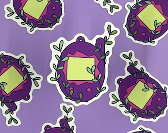 Könnte beinhalten: Ein sich wiederholendes Muster aus Aufklebern in Form von violetten digitalen Haustierspielzeugen auf hellviolettem Grund. Jeder Aufkleber zeigt ein dunkelviolettes ovales Gerät mit gelbem Bildschirm, rosa Rand und grünen Ranken.