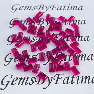 Può includere: Una tazza di ceramica bianca con un manico nero e la scritta "But First, Coffee" in stile scritto a mano. La tazza è su una superficie bianca. La tazza è alta circa 10 cm.