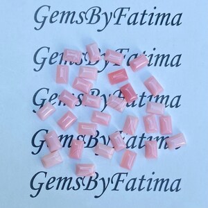 Puede incluir: Un conjunto de gemas rosas rectangulares dispersas sobre una superficie blanca. Las gemas varían en tonalidad de rosa claro a medio. El texto "GemsByFatima" se repite en el fondo.