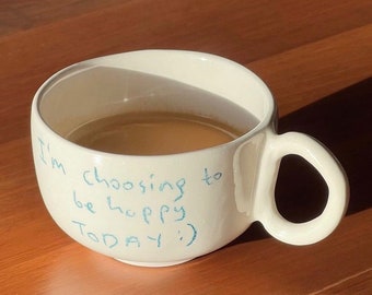 Ręcznie robiony ceramiczny kubek z napisem „Chcę być szczęśliwy”