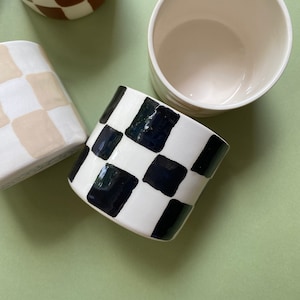Mug à carreaux fait main en céramique