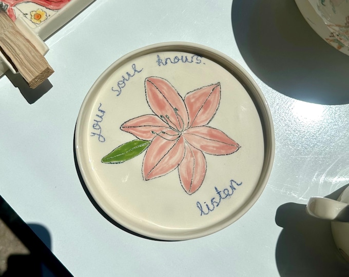 Lily Ceramic Plate – 15 cm Handmade Floral Plate – Ceramic Dessert Plate – Food Safe Pottery – Hand Painted Flower Dish