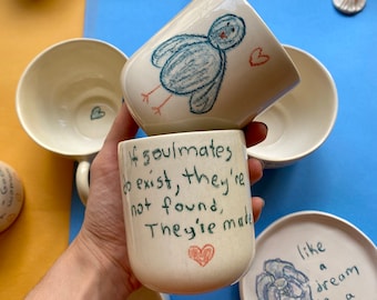 Taza de cerámica hecha a mano con diseño de pájaro azul y alma gemela.