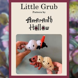 Può includere: L'immagine mostra due figure di larve all'uncinetto. Una è bianca con macchie nere e dettagli rossi e neri, l'altra è marrone e marrone. Il testo "Little Grub" e "Pattern by Amaranth Hollow" è visualizzato sopra.