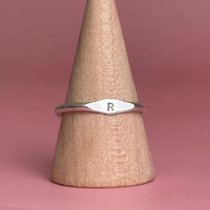 Chevalière en argent sterling -- Personnalisable avec l&#39;initiale -- Bague à graver -- Cadeau pour elle