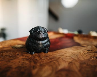 Figura de peluche Gongfucha de carlino gordo hecha a mano – Figura negra brillante