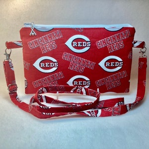 Cartera cruzada con temática de los Cincinnati Reds