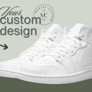 Puede incluir: Un par de zapatillas altas blancas con un diseño clásico. Los zapatos presentan una puntera perforada, un logotipo Swoosh lateral y cordones blancos. El texto de la imagen dice "Your custom design" y "MANIAC CUSTOM MC".