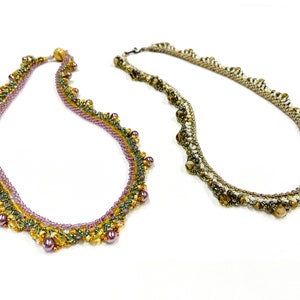 Pode incluir: Dois colares de contas com um design em camadas. Um colar é roxo, verde e dourado, e o outro é branco, dourado e marrom.