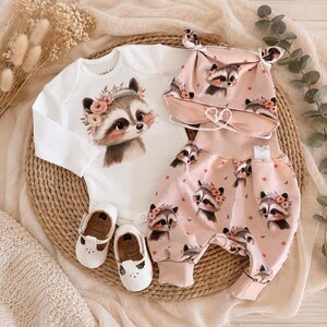 Babyset för flickor Nela Zauberwald – body, haremsbyxor och knuten mössa – present till nyfödd flicka – babyoutfit i ekologisk bomull storlekar 50/56–86/92