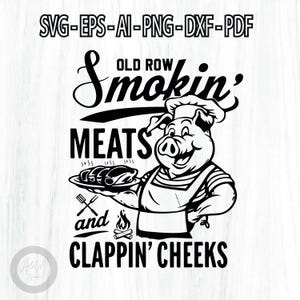 Puede incluir: Ilustración en blanco y negro de un cerdo con un gorro de cocinero y un delantal, sosteniendo una bandeja de carne. El texto "Old Row Smokin' Meats and Clappin' Cheeks" está escrito arriba y abajo del cerdo.