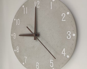 Beton Wanduhr „Twelve“ - Nature - mit handbemalten Ziffern