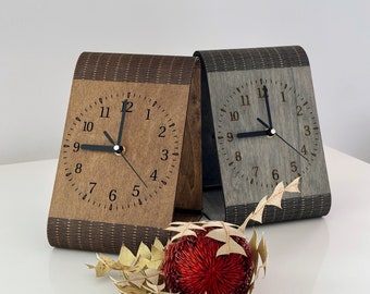 Reloj de mesa silencioso de madera.