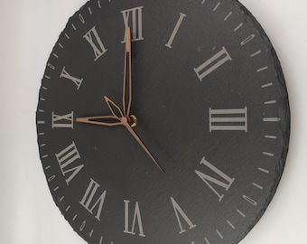 Horloge en ardoise 35 cm « It'Slate - Roman » - avec aiguilles en bois véritable - horloge murale silencieuse