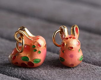 Dije de plata de ley esmaltada y dorada con forma de conejo