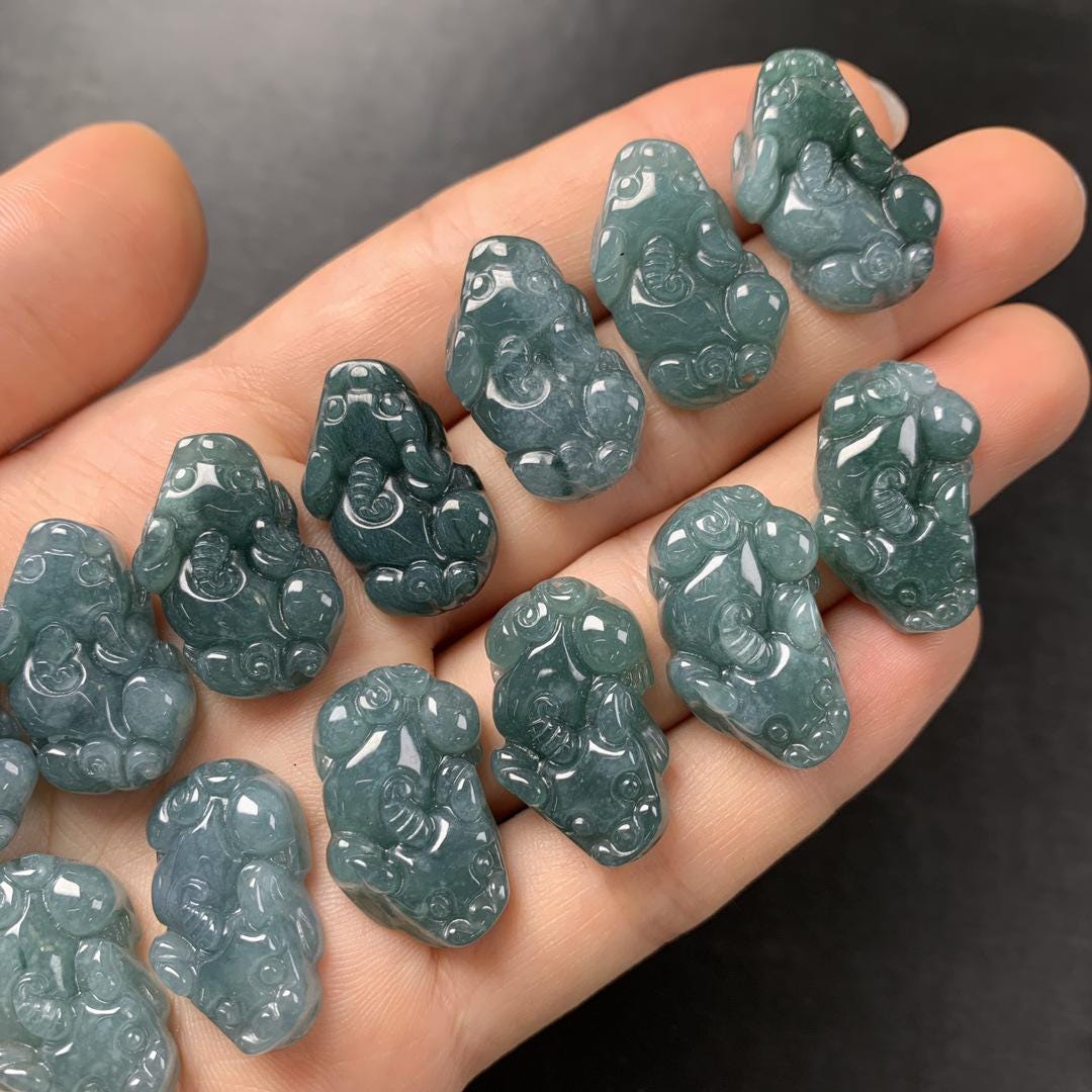 貔貅獣形天然ブルージェダイトチャーム、翡翠動物チャームビーズ