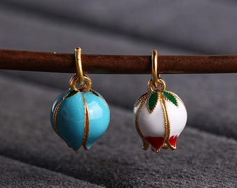 Dije de plata de ley esmaltado con forma de capullo de flor dorado