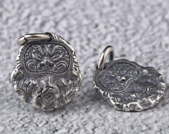 Breloque en argent sterling oxydé à motif de monstre