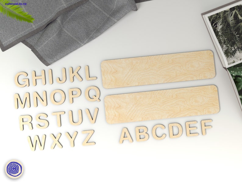Puede incluir: Letras del alfabeto de madera en may&uacute;sculas, dispuestas en orden alfab&eacute;tico, con las letras A a F en la parte inferior y G a Z en la parte superior. Tambi&eacute;n se incluyen dos piezas rectangulares de madera.