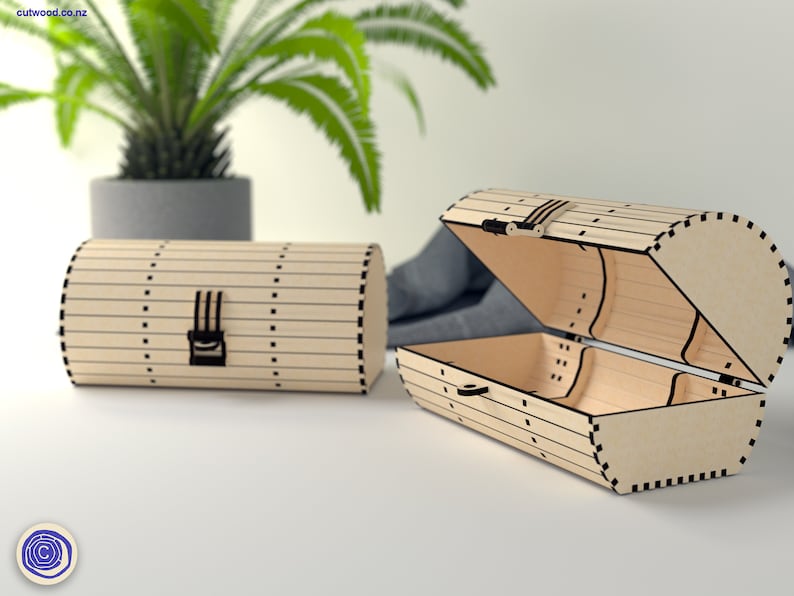 Op de afbeelding: Twee houten dozen met een cilindrische vorm en een scharnierend deksel. De dozen hebben een zwart slot en zijn versierd met zwarte lijnen en stippen.