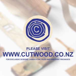 Op de afbeelding: Een blauw en wit logo met de letter "C" in een cirkel, omringd door houtnerf. De tekst "PLEASE VISIT WWW.CUTWOOD.CO.NZ FOR EXCLUSIVE DESIGNS, LASER & CNC FILES AND DISCOUNT PACKAGES" staat onder het logo.