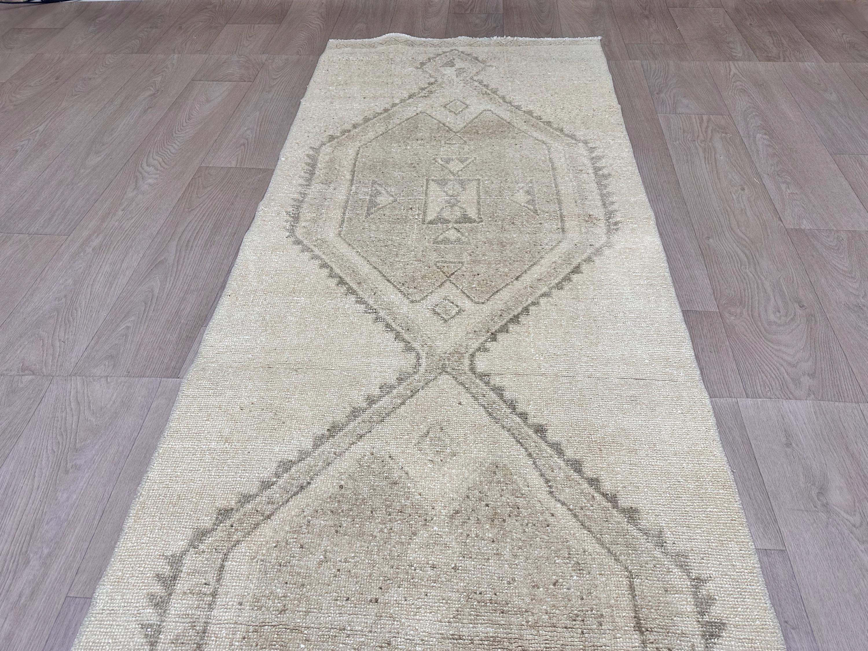 ヴィンテージクリーム色のトルコ製ランナーラグ：手織りウールの