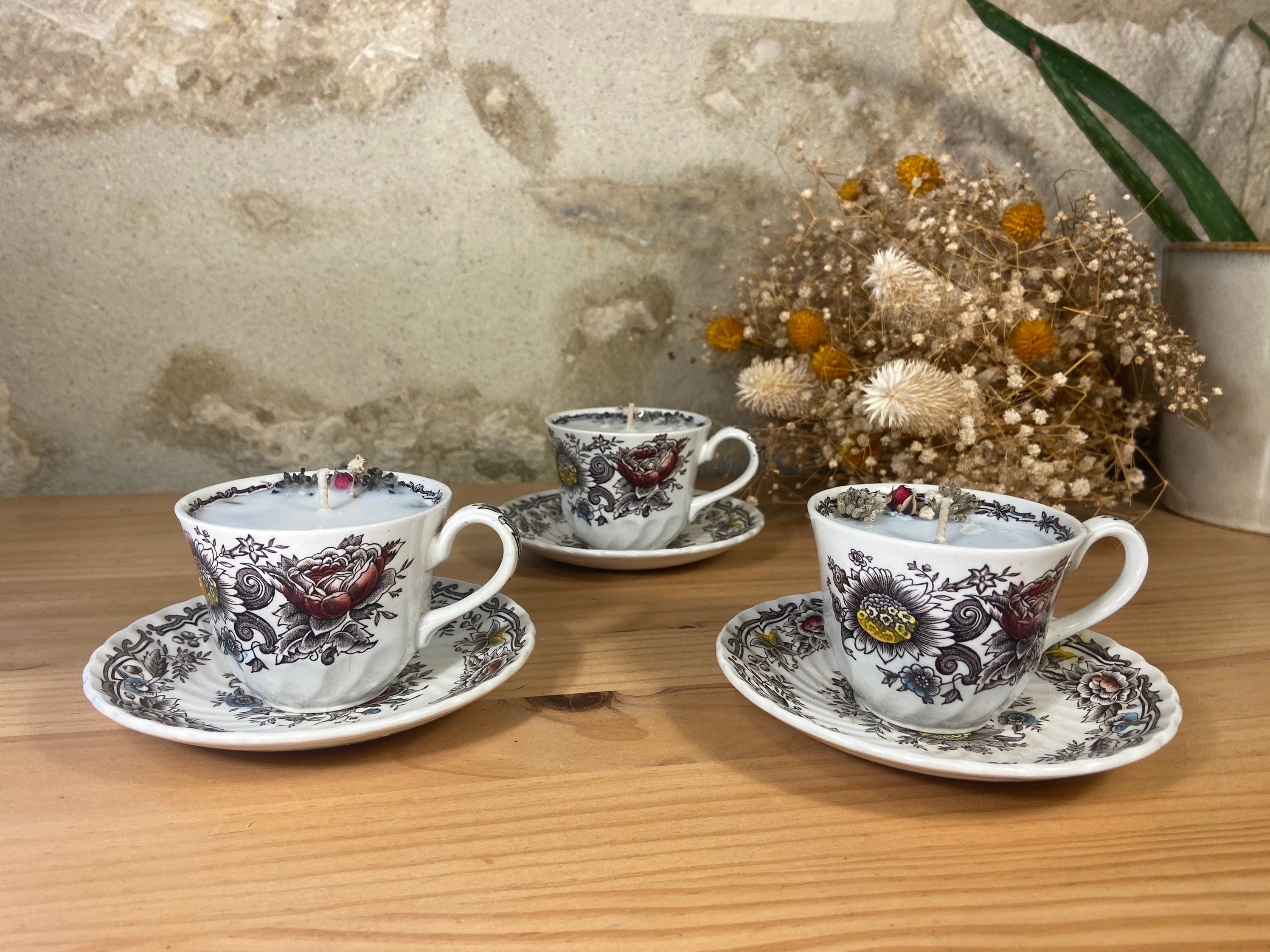 Bougies Dans d'anciennes Tasses de Thé Vintage