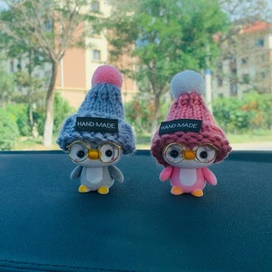 Lindos accesorios para coche con forma de pareja de pingüinos, manos y cuerpo móviles, decoración para el tablero de instrumentos para mujeres.