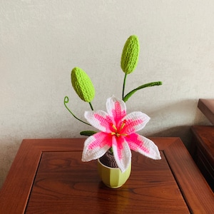 手編みのユリの花の植物、鉢植えの装飾品、工芸品、花、かわいいあみぐるみ、家の装飾、彼女への新築祝いの贈り物