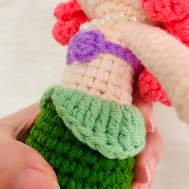 Muñeca princesa de ganchillo, princesa Ariel, La Sirenita, muñeca Amigurumi, princesa hecha a mano muñecas lindas declaración juguete de regalo para niños imagen 10