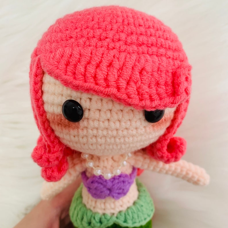 Muñeca princesa de ganchillo, princesa Ariel, La Sirenita, muñeca Amigurumi, princesa hecha a mano muñecas lindas declaración juguete de regalo para niños imagen 9