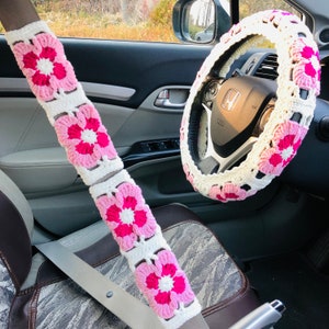 Funda de volante de crochet hecha a mano en color rosa y blanco para mujer, funda de cinturón de seguridad con diseño de margaritas, accesorios para el interior del coche, decoración, regalo para el coche
