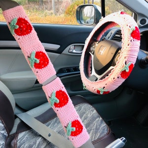 Coprivolante per donna, Copri cintura di sicurezza con fiori di fragola kawaii all'uncinetto, decorazioni per accessori auto