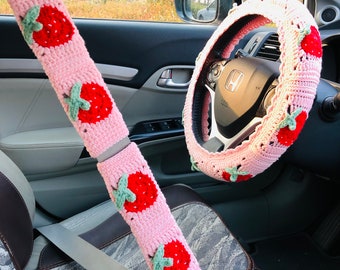 Lenkradhülle für Frauen, gehäkelte niedliche kawaii Erdbeerblumen-Sicherheitsgurthülle, Autozubehör-Dekorationen