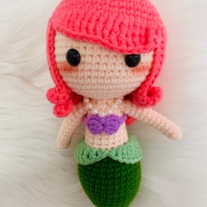 Muñeca princesa de ganchillo, princesa Ariel, La Sirenita, muñeca Amigurumi, princesa hecha a mano muñecas lindas declaración juguete de regalo para niños imagen 4