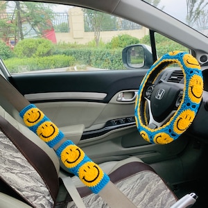 Funda de volante de crochet hecha a mano con cara sonriente para mujer, linda funda de cinturón de seguridad con flor de margarita, accesorios decorativos para el interior del automóvil