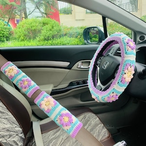 Funda de volante de crochet hecha a mano para mujer, linda funda de cinturón de seguridad con flor de margarita morada, accesorios decorativos para el interior del automóvil