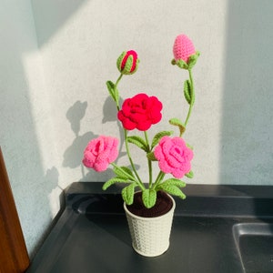 手作りかぎ針編みのバラの鉢植えの装飾品、工芸品、手工芸品、家の装飾、あみぐるみの花、花束、彼女への装飾ギフト