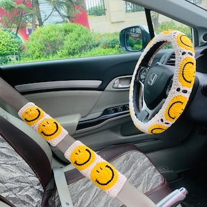 Funda de volante de ganchillo hecha a mano para mujer, bonita funda para cinturón de seguridad con cara sonriente y flores, decoraciones para accesorios interiores de coche