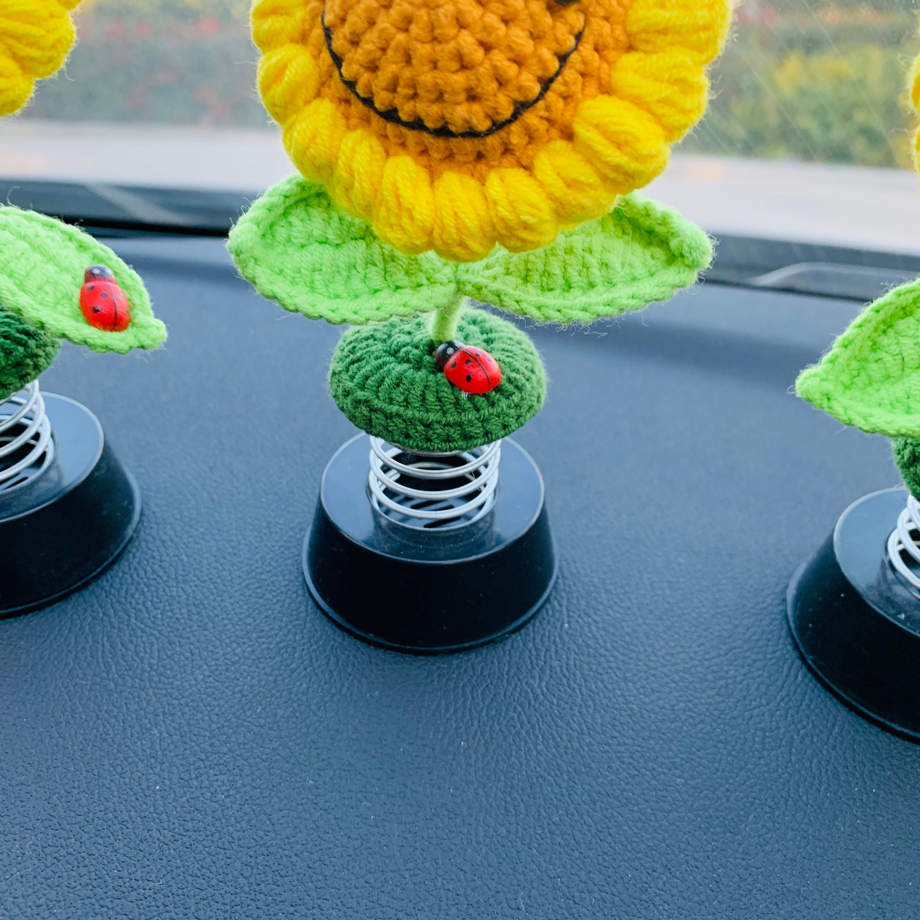 Handgemachte häkeln Sonnenblume Auto Zubehör Smiley süße Blume Schütteln  Kopf Dashboard Dekor für Frauen Wohnkultur Geschenk - .de