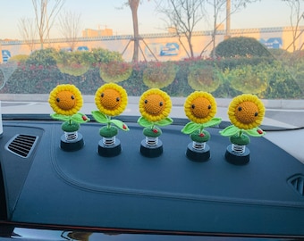 Handgemaakte gehaakte zonnebloem Auto-accessoires lachend gezicht schattige bloem hoofd schudden Dashboard Decor voor vrouwen Woondecoratie Cadeau