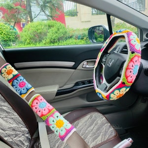 Coprivolante fatto a mano all'uncinetto per donna, grazioso copri cintura di sicurezza con fiori colorati e margherite, decorazioni per accessori interni auto