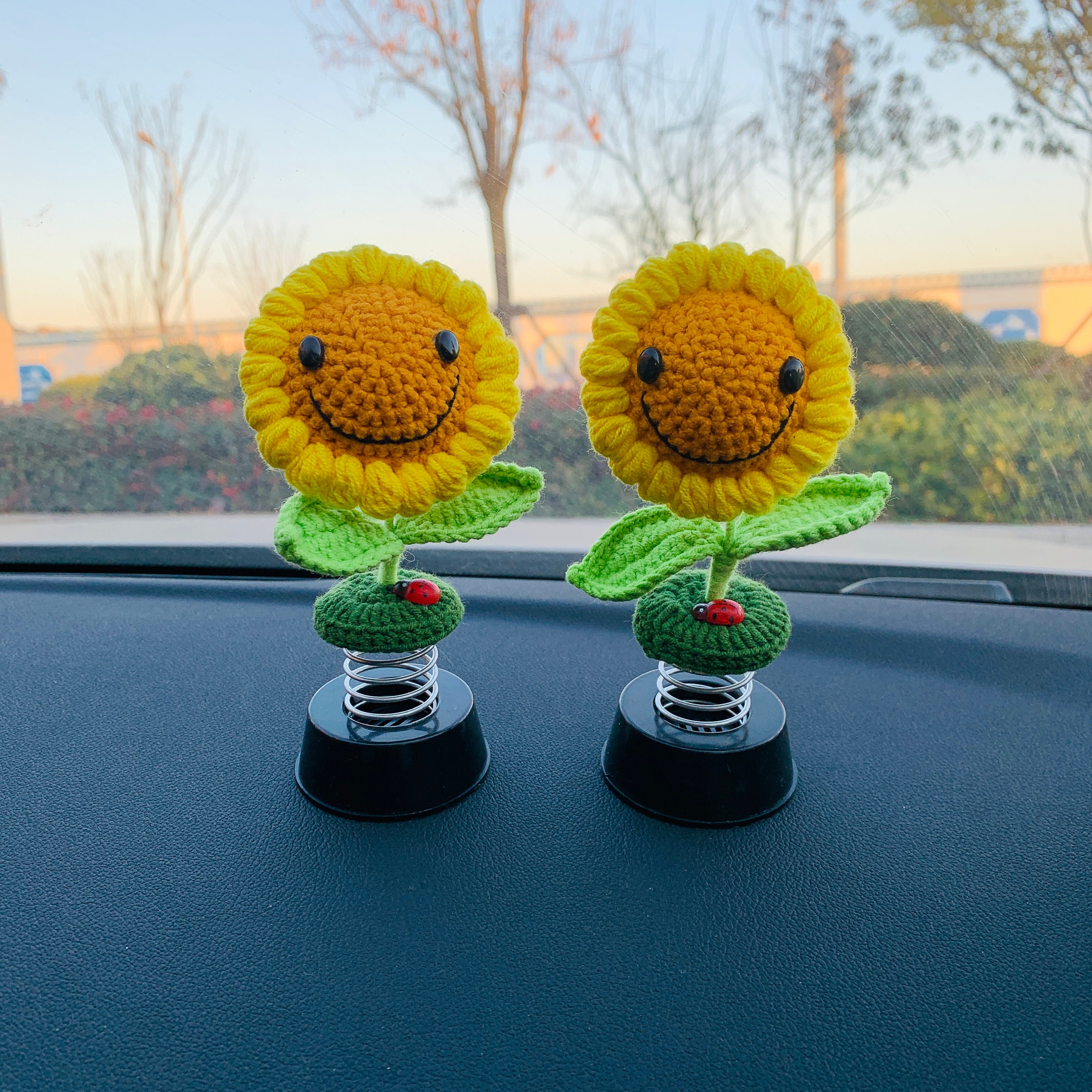 Handgemachte häkeln Sonnenblume Auto Zubehör Smiley süße Blume Schütteln  Kopf Dashboard Dekor für Frauen Wohnkultur Geschenk - .de
