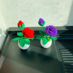 手作りかぎ針編みのバラの鉢植えの飾り、花、植物、家の装飾、テーブルの装飾、彼女へのアミグルミの贈り物、花束、ガールフレンドへの贈り物