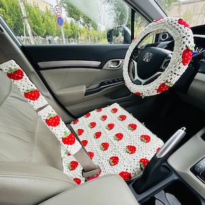 Cubierta del volante para las mujeres, cubierta linda del cinturón de seguridad de la fresa del ganchillo, decoraciones de los accesorios del coche de la fruta de la flor